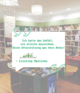 „Ich hatte das Gefühl, nie alleine dazustehen. Deine Unterstützung war mein Anker!“ – Cristina Martinez, Buchhandlung Martinez. Im Hintergrund ein gemütlicher Buchladen.